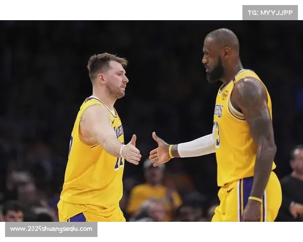 詹姆斯东契奇保龄球趣事团队凝聚力增强互动欢乐氛围