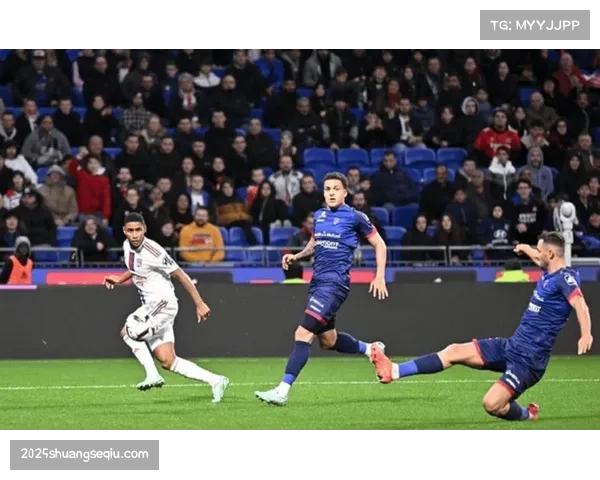 特写：克莱蒙门将凭借多次关键扑救与出击，当选四月最佳防守球员